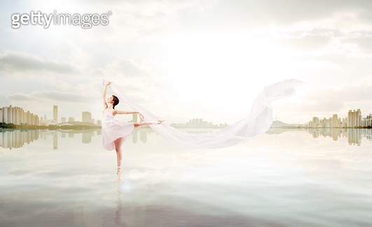 호수위에서 무용하는 여성 한명 - gettyimageskorea