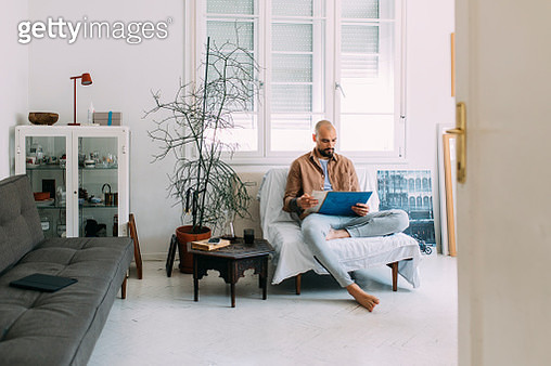 Man Sitting in the Living  Room Selecting Records to Play - gettyimageskorea