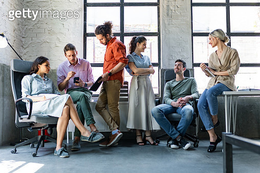 Modern Startups: a Group of Happy Businesspeople in a Casual Meeting at their Company, a Wide Angle View - gettyimageskorea